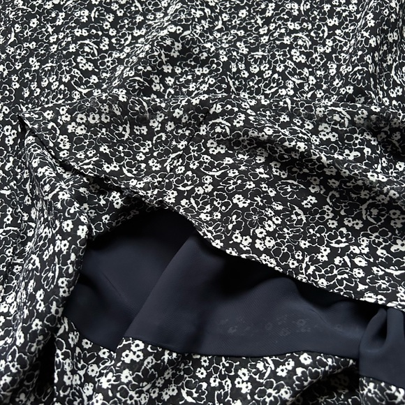 Chaps skirt lined with layered hem. Small floral pattern - Picture 2 of 3